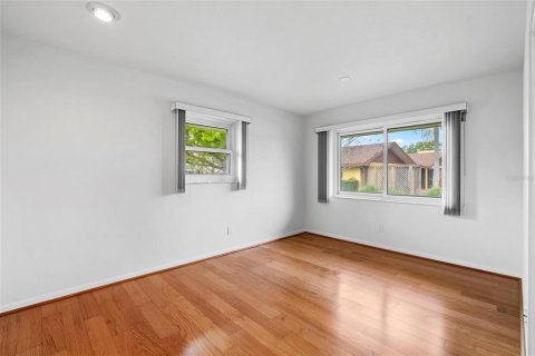 House in Saint Petersburg, Florida 4 bedrooms, 190.64 sq.m. № 2151746 - photo 30