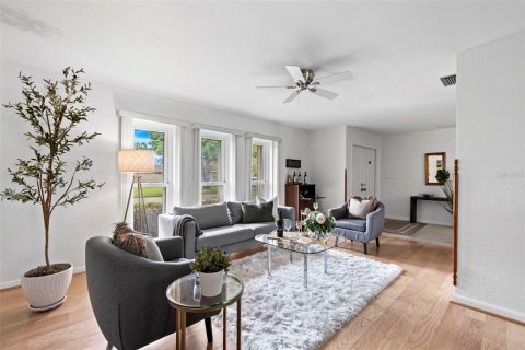 House in Saint Petersburg, Florida 4 bedrooms, 190.64 sq.m. № 2151746 - photo 3