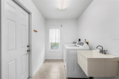 House in Saint Petersburg, Florida 4 bedrooms, 190.64 sq.m. № 2151746 - photo 24
