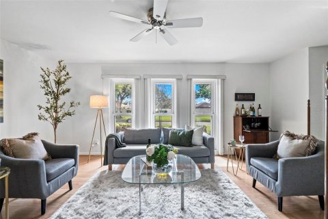 House in Saint Petersburg, Florida 4 bedrooms, 190.64 sq.m. № 2151746 - photo 7
