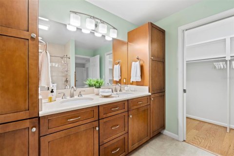 House in Saint Petersburg, Florida 4 bedrooms, 190.64 sq.m. № 2151746 - photo 19