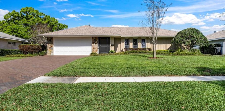 House in Saint Petersburg, Florida 4 bedrooms, 190.64 sq.m. № 2151746
