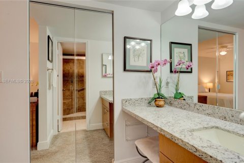 Condo in Miami, Florida, 2 bedrooms  № 2026023 - photo 13