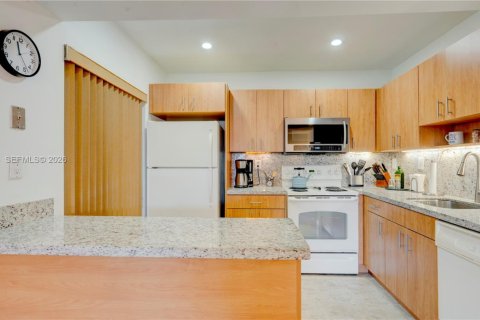 Condo in Miami, Florida, 2 bedrooms  № 2026023 - photo 5