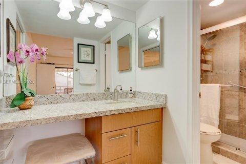 Condo in Miami, Florida, 2 bedrooms  № 2026023 - photo 11