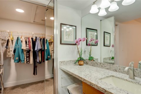 Condo in Miami, Florida, 2 bedrooms  № 2026023 - photo 14