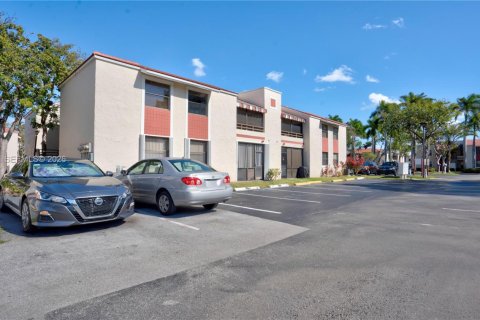 Condo in Miami, Florida, 2 bedrooms  № 2026023 - photo 30