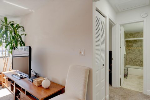 Condo in Miami, Florida, 2 bedrooms  № 2026023 - photo 16