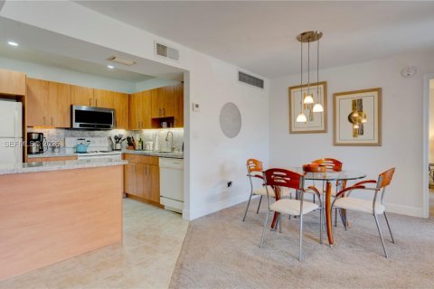 Condo in Miami, Florida, 2 bedrooms  № 2026023 - photo 3