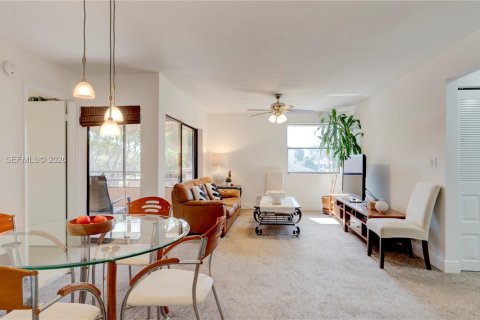 Condo in Miami, Florida, 2 bedrooms  № 2026023 - photo 21