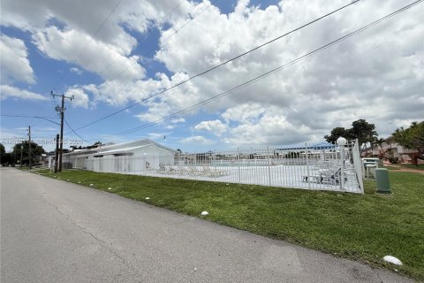 Copropriété à vendre à Hallandale Beach, Floride: 1 chambre № 2146097 - photo 2