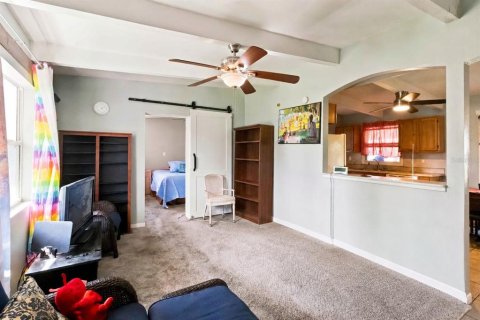 House in Tampa, Florida 3 bedrooms, 107.02 sq.m. № 2306275 - photo 3