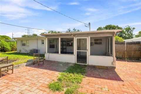 House in Tampa, Florida 3 bedrooms, 107.02 sq.m. № 2306275 - photo 18