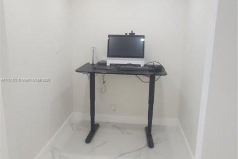 Condo in Hallandale Beach, Florida, 2 bedrooms  № 1726955 - photo 18