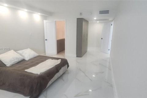 Condo in Hallandale Beach, Florida, 2 bedrooms  № 1726955 - photo 3