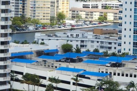 Condo in Hallandale Beach, Florida, 2 bedrooms  № 1726955 - photo 13