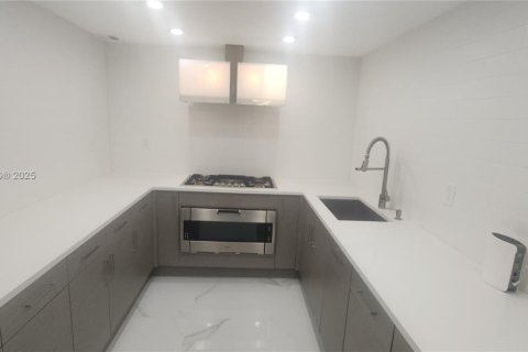 Condo in Hallandale Beach, Florida, 2 bedrooms  № 1726955 - photo 2