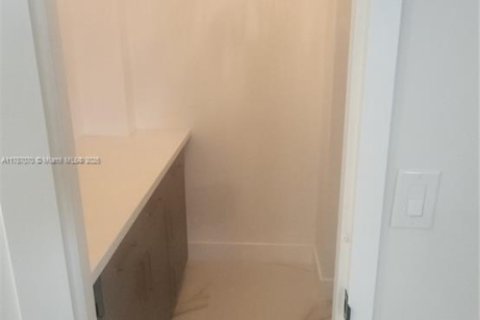Condo in Hallandale Beach, Florida, 2 bedrooms  № 1726955 - photo 24
