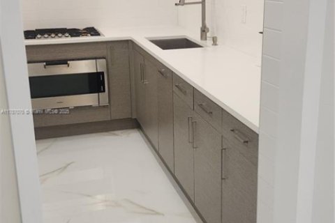 Condo in Hallandale Beach, Florida, 2 bedrooms  № 1726955 - photo 10