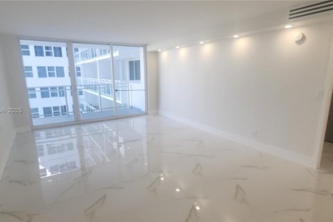 Condo in Hallandale Beach, Florida, 2 bedrooms  № 1726955 - photo 21