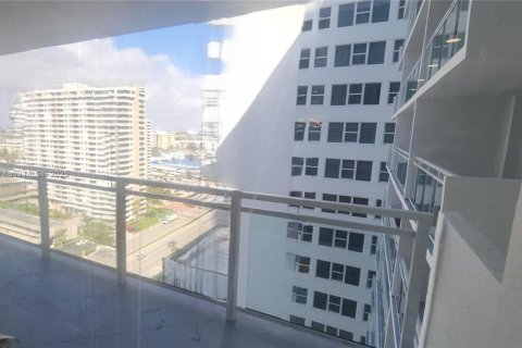 Condo in Hallandale Beach, Florida, 2 bedrooms  № 1726955 - photo 6