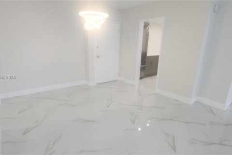 Condo in Hallandale Beach, Florida, 2 bedrooms  № 1726955 - photo 20