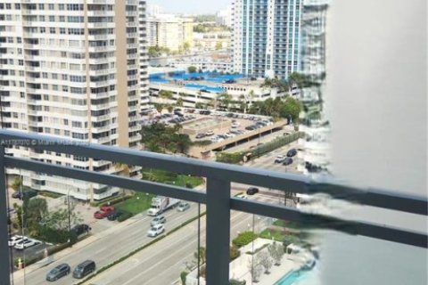 Condo in Hallandale Beach, Florida, 2 bedrooms  № 1726955 - photo 15