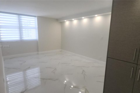 Condo in Hallandale Beach, Florida, 2 bedrooms  № 1726955 - photo 27