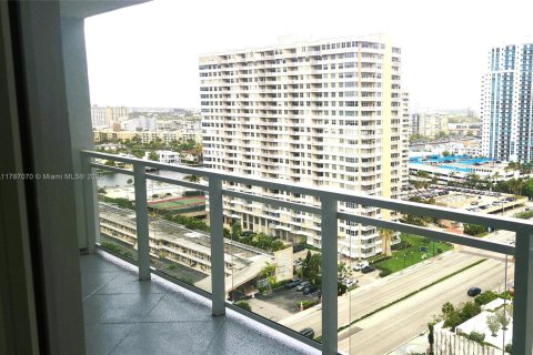 Condo in Hallandale Beach, Florida, 2 bedrooms  № 1726955 - photo 1