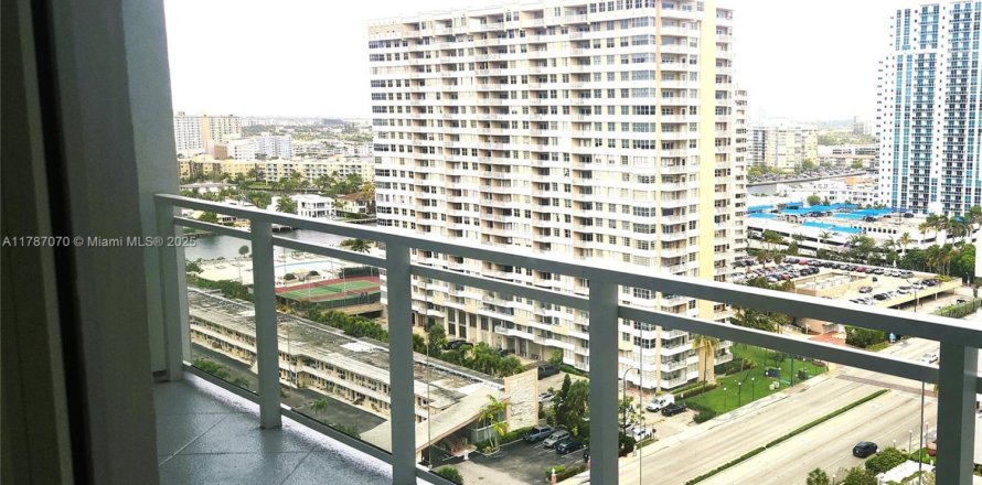 Condo in Hallandale Beach, Florida, 2 bedrooms № 1726955