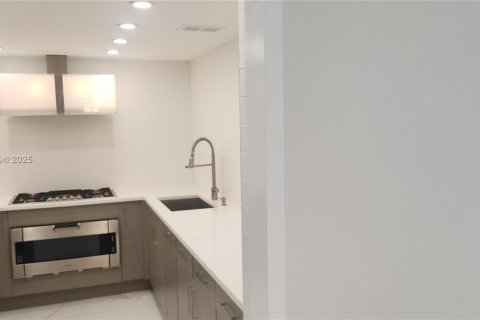 Condo in Hallandale Beach, Florida, 2 bedrooms  № 1726955 - photo 8