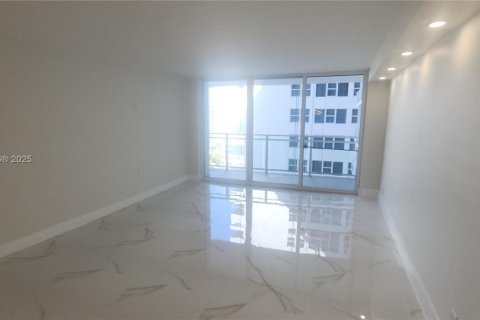 Condo in Hallandale Beach, Florida, 2 bedrooms  № 1726955 - photo 22