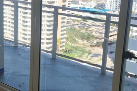 Condo in Hallandale Beach, Florida, 2 bedrooms  № 1726955 - photo 25