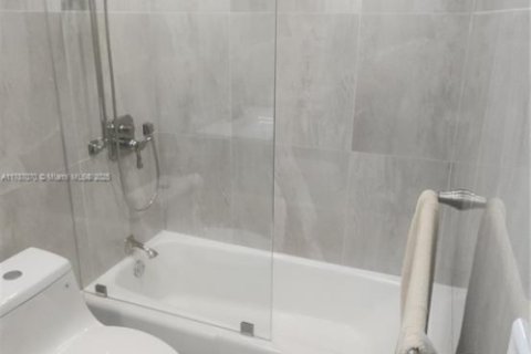 Condo in Hallandale Beach, Florida, 2 bedrooms  № 1726955 - photo 30