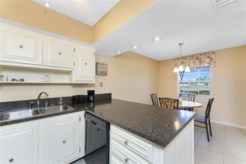 Condo in Rotonda, Florida, 2 bedrooms  № 1619463 - photo 15