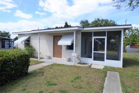 House in Port Charlotte, Florida 2 bedrooms, 59.92 sq.m. № 1802106 - photo 1