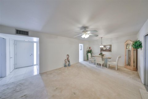 House in Sun City Center, Florida 2 bedrooms, 130.25 sq.m. № 1649811 - photo 12