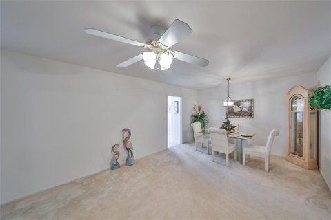 House in Sun City Center, Florida 2 bedrooms, 130.25 sq.m. № 1649811 - photo 13