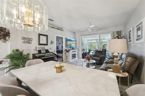 Condo in Sun City Center, Florida, 2 bedrooms  № 1583956 - photo 12