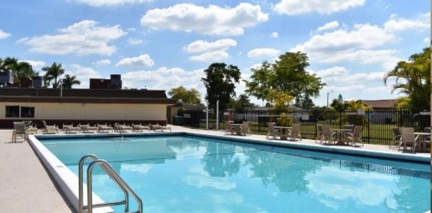 House in Tamarac, Florida 3 bedrooms, 132.29 sq.m. № 1222624