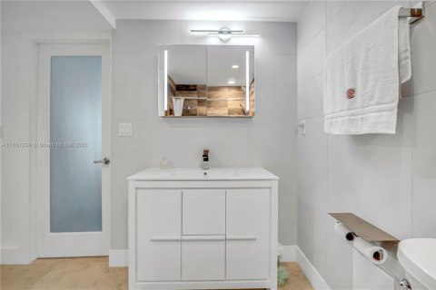 Condominio en venta en Miami Beach, Florida, 1 dormitorio, 83.61 m2 № 1693606 - foto 11