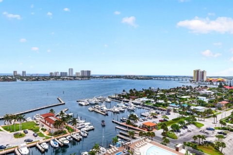Condo in Lake Park, Florida, 2 bedrooms  № 2262015