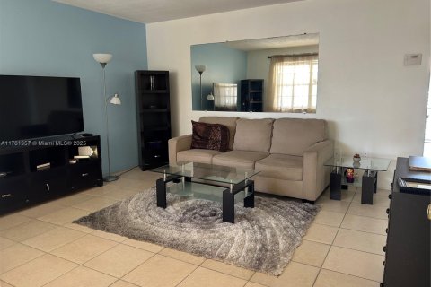 Copropriété à vendre à Miami, Floride: 1 chambre, 63.92 m2 № 1939996 - photo 1