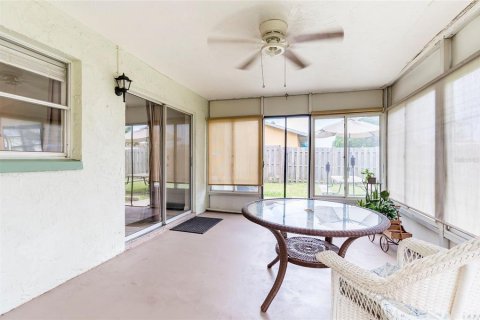 House in New Port Richey, Florida 2 bedrooms, 90.02 sq.m. № 1870839 - photo 18