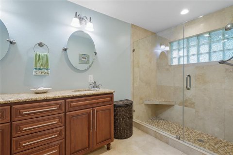 House in Temple Terrace, Florida 4 bedrooms, 247.31 sq.m. № 1914154 - photo 19