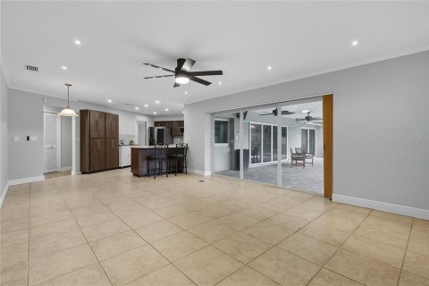 House in Temple Terrace, Florida 4 bedrooms, 247.31 sq.m. № 1914154 - photo 28