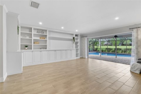 House in Temple Terrace, Florida 4 bedrooms, 247.31 sq.m. № 1914154 - photo 10