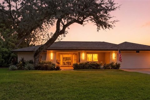 House in Temple Terrace, Florida 4 bedrooms, 247.31 sq.m. № 1914154 - photo 2