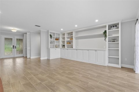House in Temple Terrace, Florida 4 bedrooms, 247.31 sq.m. № 1914154 - photo 9
