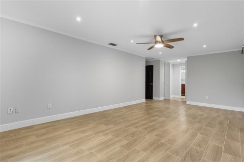 House in Temple Terrace, Florida 4 bedrooms, 247.31 sq.m. № 1914154 - photo 18